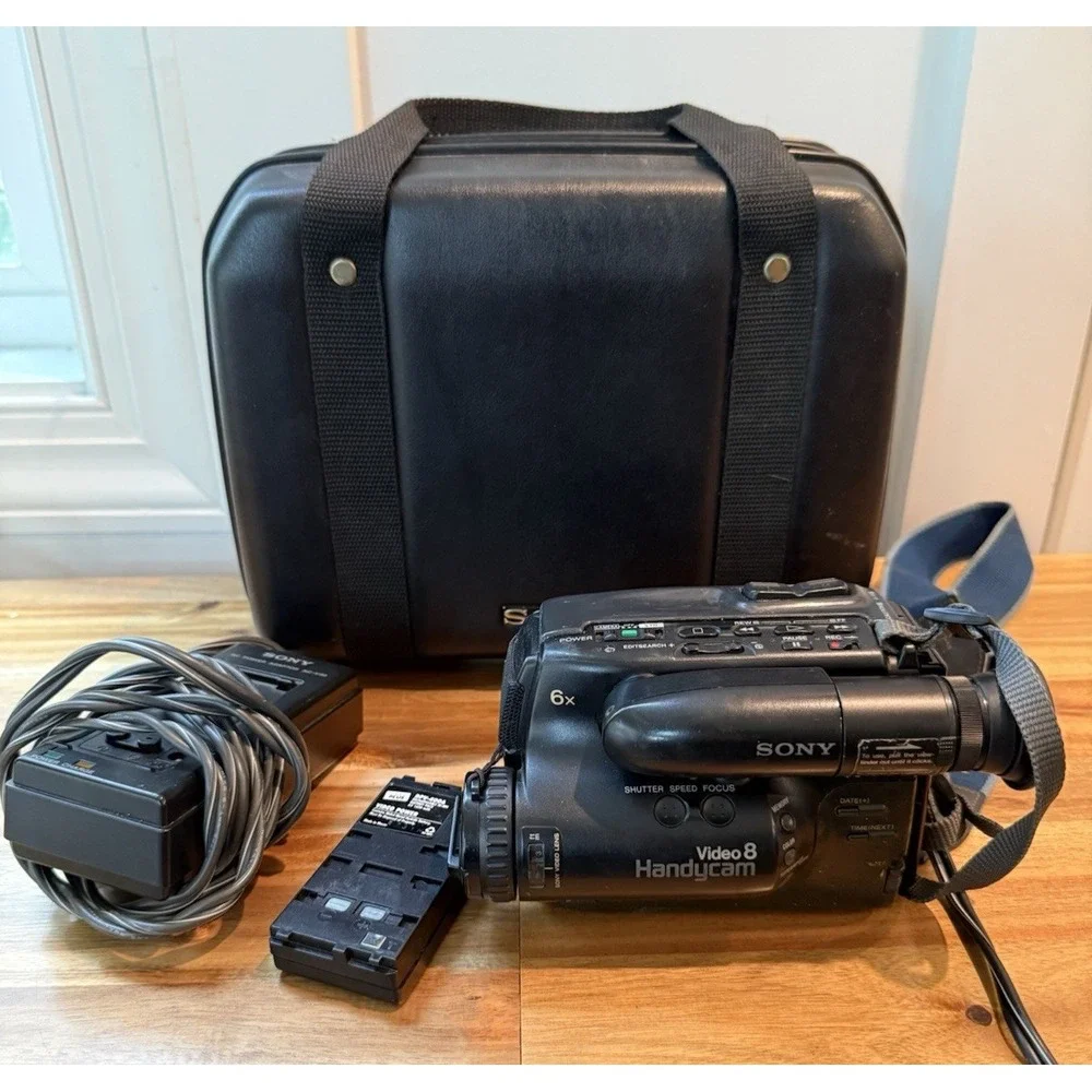 Sony CCD-TR4 Video8 8mm Handycam Camcorder 6x Zoom Battery Case Untested